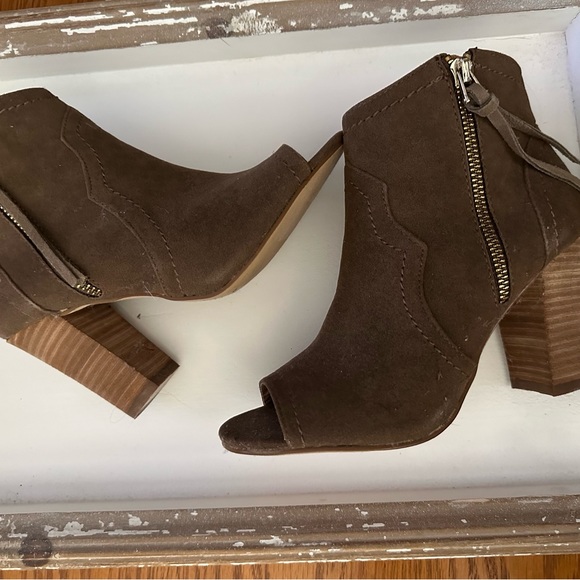 Women’s Size 6 XoXo Brown Suede Color. New Never Worn - Picture 1 of 4
